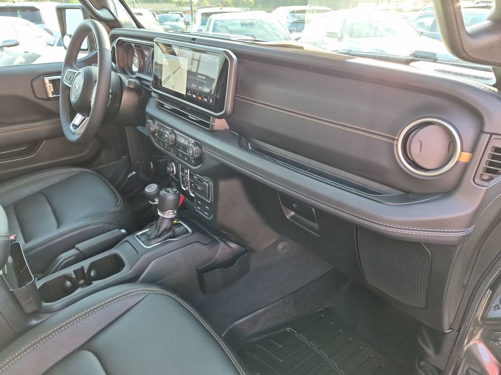 Used 2026 Jeep Wrangler Unlimited Sahara AWD/4WD image 33