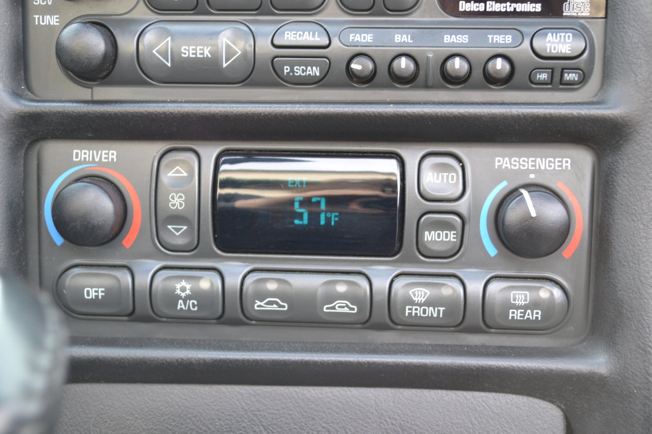 Used 2000 Chevrolet Corvette Convertible w/ Memory Pkg image 21