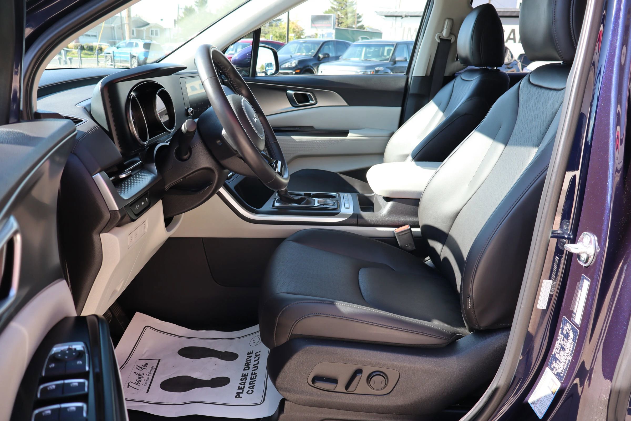 Used 2024 Kia Carnival LX image 10