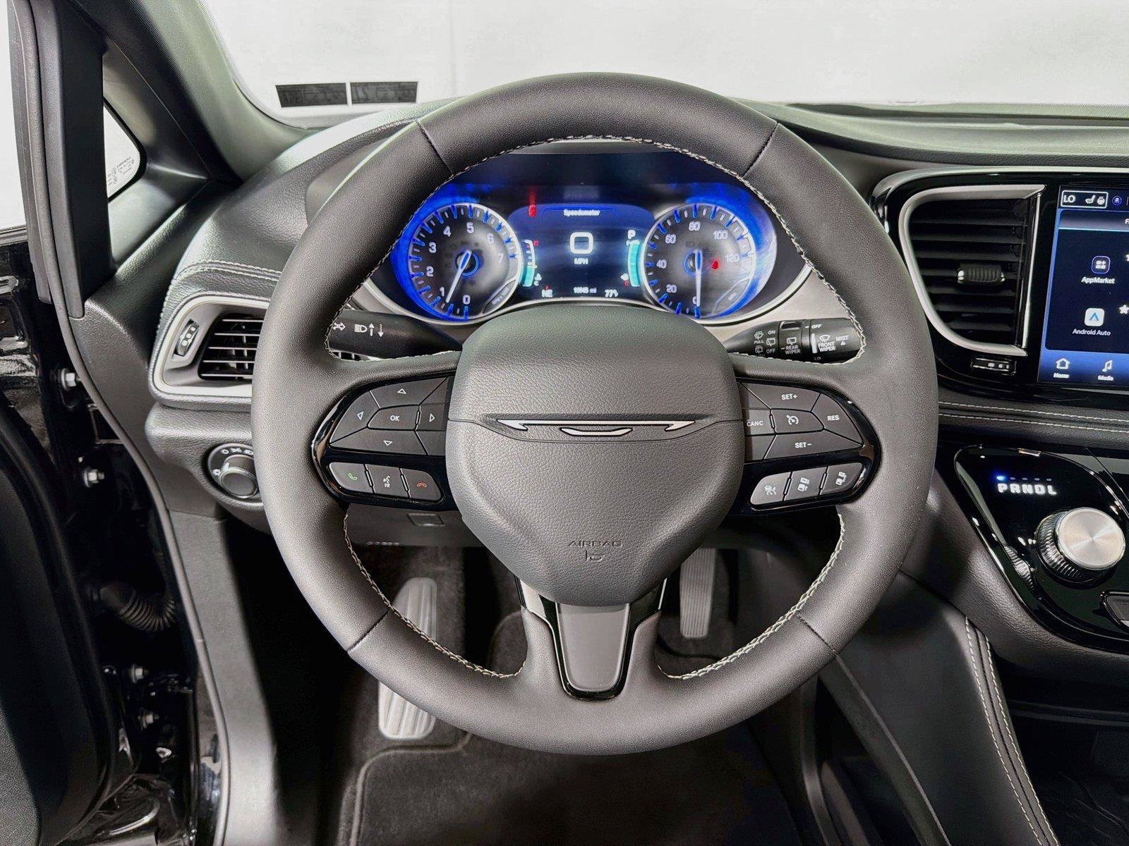 Used 2027 Chrysler Pacifica Limited FWD image 3