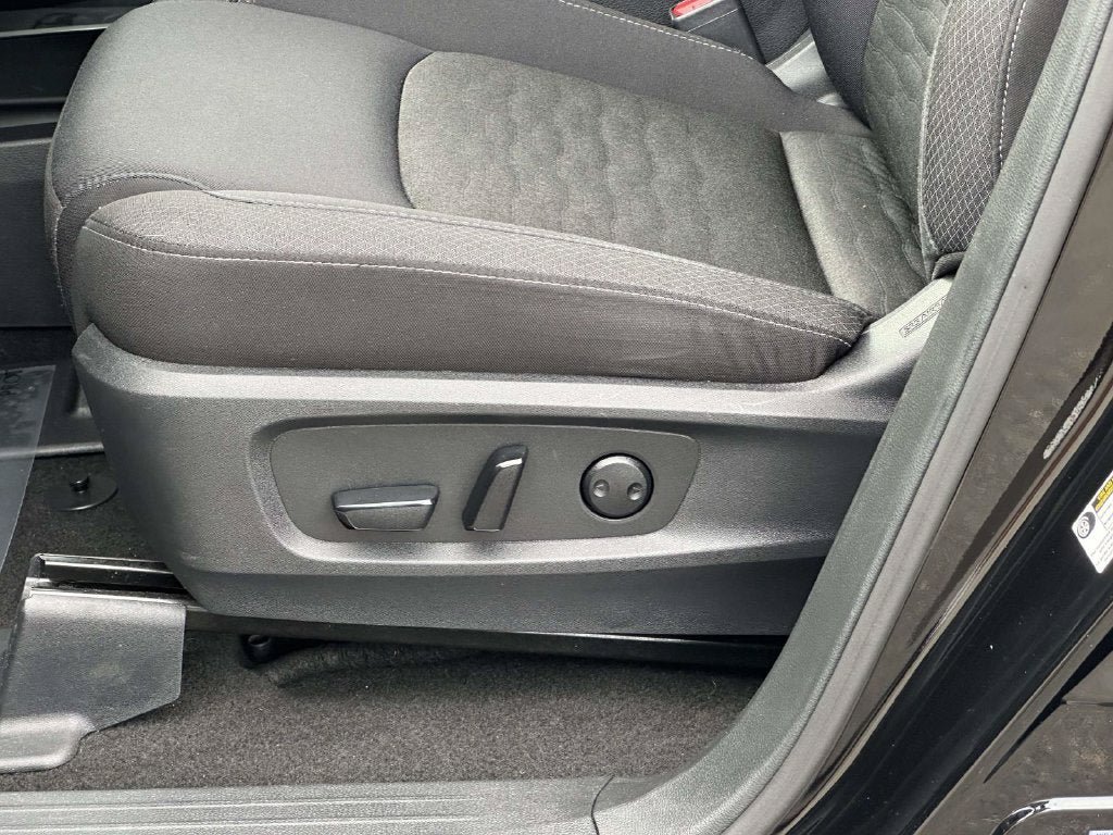 Used 2025 Nissan Pathfinder SV AWD/4WD image 16