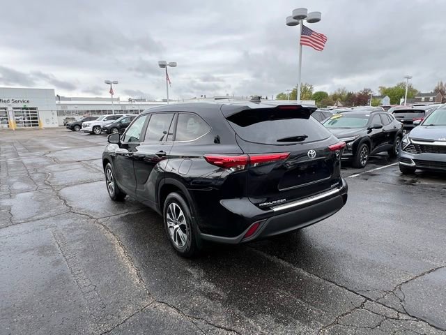 Used 2023 Toyota Highlander XLE AWD/4WD image 3