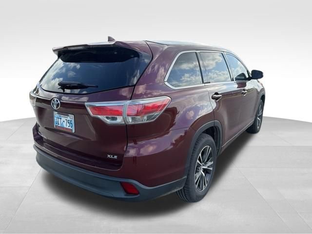 Used 2016 Toyota Highlander XLE image 3