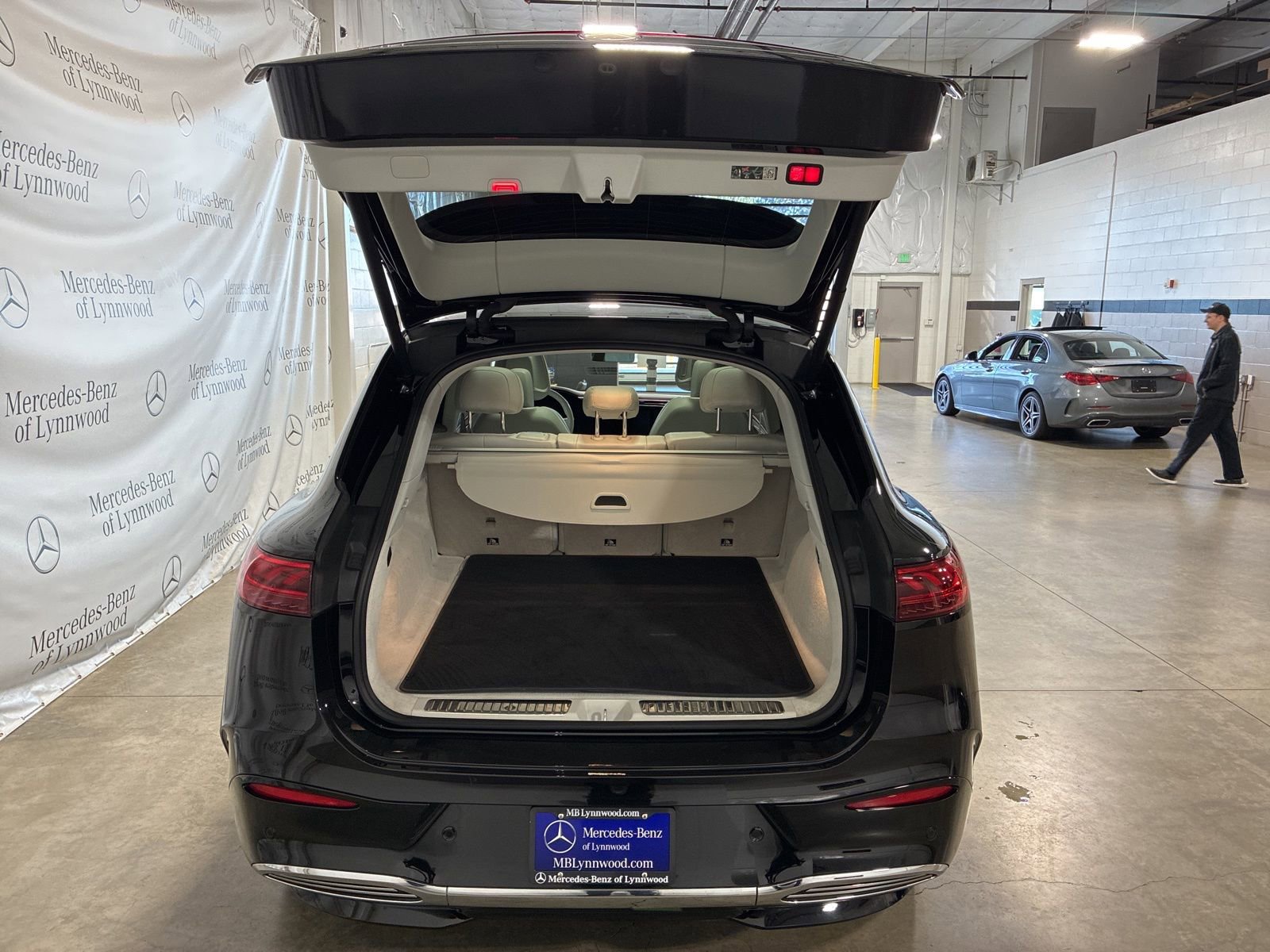 Used 2023 Mercedes-Benz EQS 580 4MATIC SUV image 6