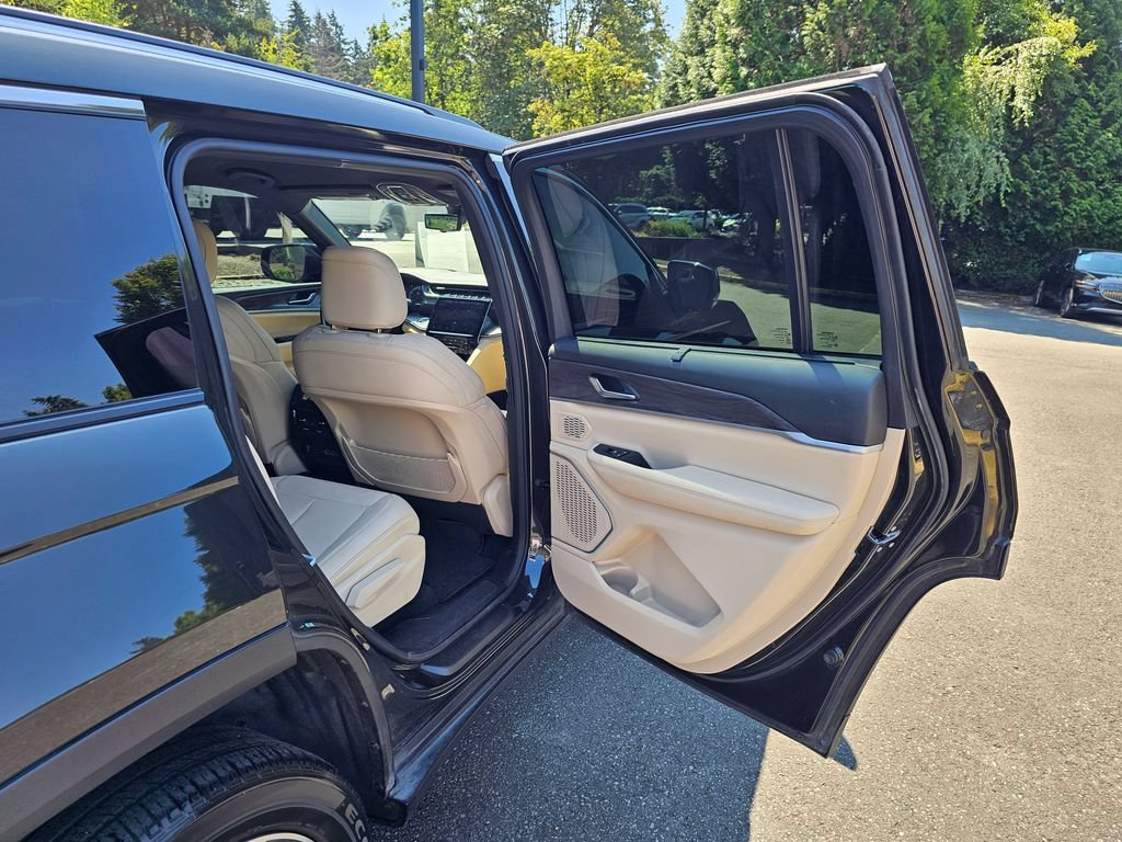 Used 2023 Jeep Grand Cherokee L Limited w/ Luxury Tech Group II AWD/4WD image 28