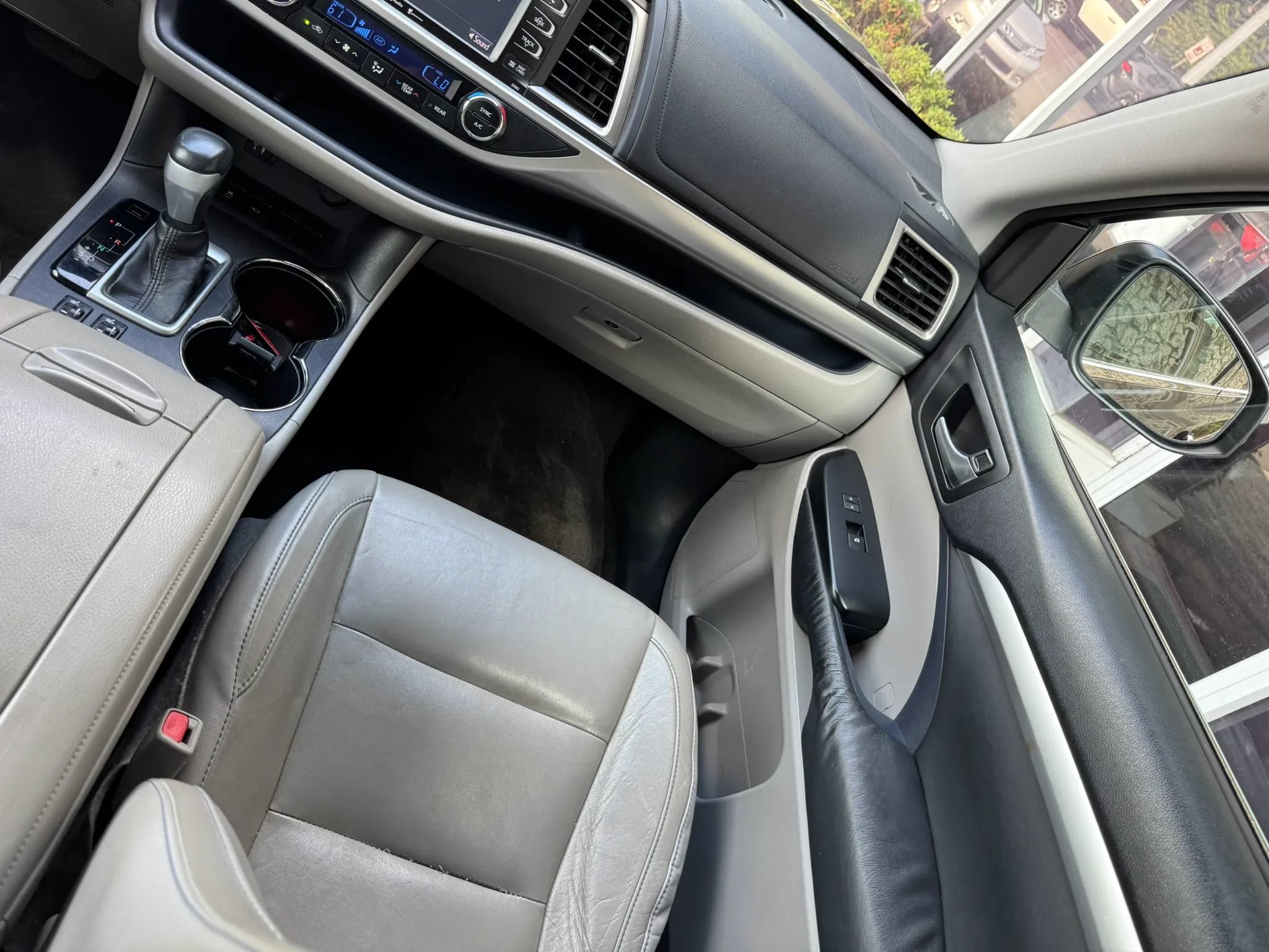 Used 2014 Toyota Highlander XLE FWD image 12