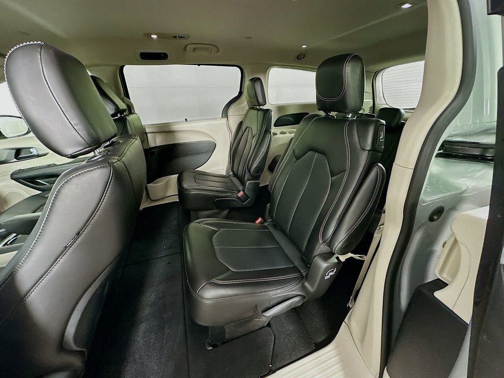 Certified 2024 Chrysler Pacifica Touring-L image 34