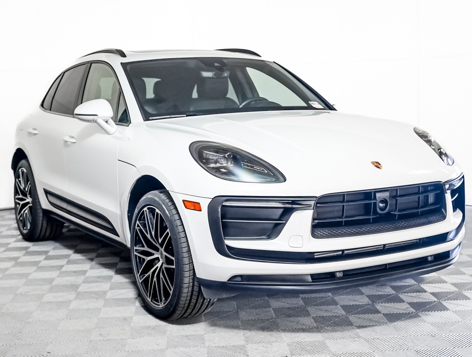Certified 2023 Porsche Macan image 8