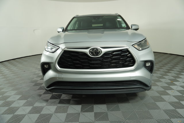 Used 2023 Toyota Highlander XLE FWD image 2