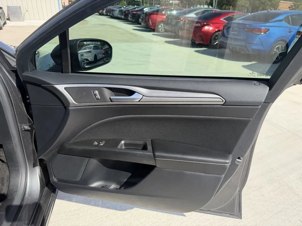 Used 2020 Ford Fusion SE FWD image 27