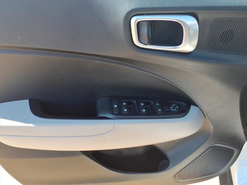 Certified 2025 Hyundai Venue SEL image 14