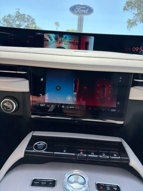 Used 2025 Lincoln Navigator Reserve AWD/4WD image 13