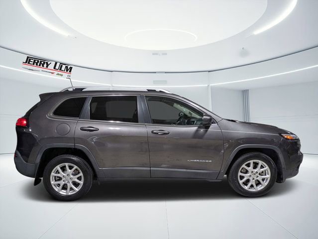Used 2018 Jeep Cherokee Latitude Plus w/ Comfort/Convenience Group FWD image 2