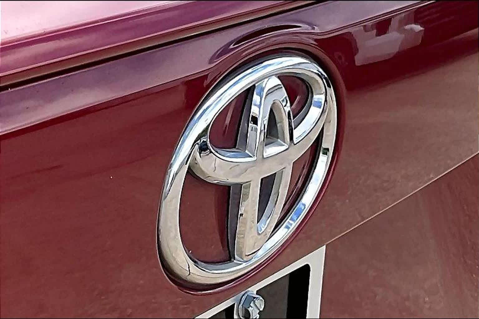 Used 2020 Toyota RAV4 LE FWD image 28