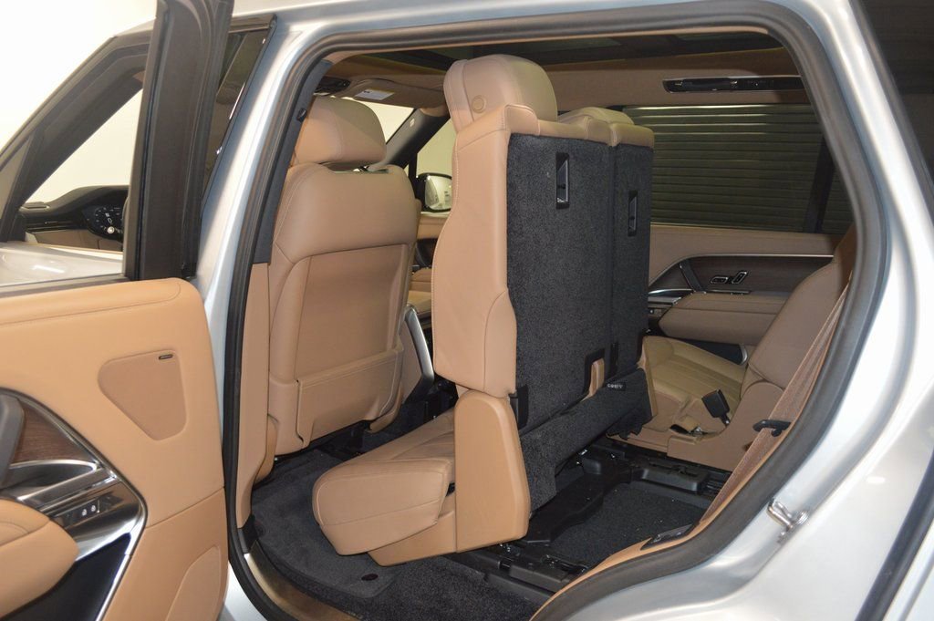 Used 2024 Land Rover Range Rover Long Wheelbase SE image 35