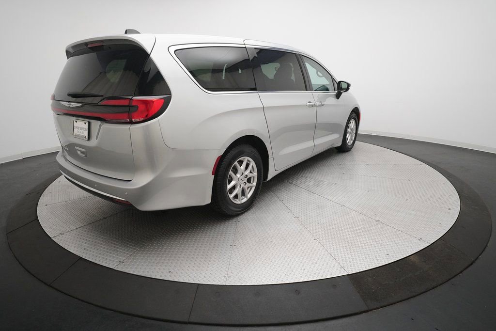 Used 2024 Chrysler Pacifica Touring-L image 36