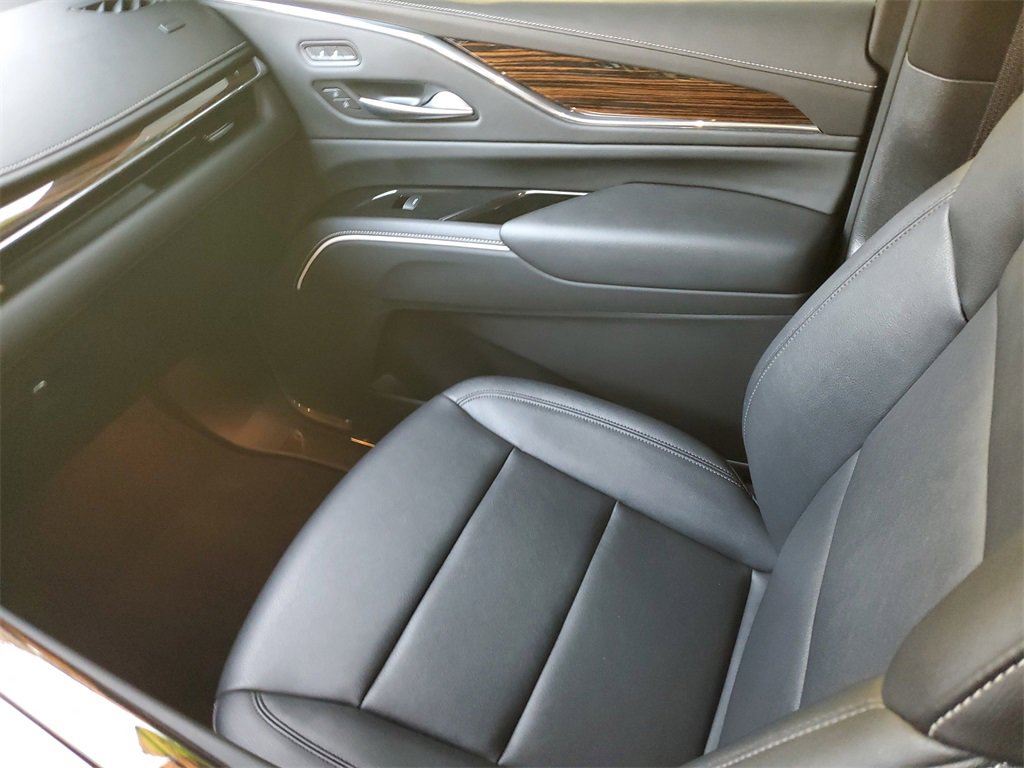 Used 2024 Cadillac Escalade ESV Luxury image 11