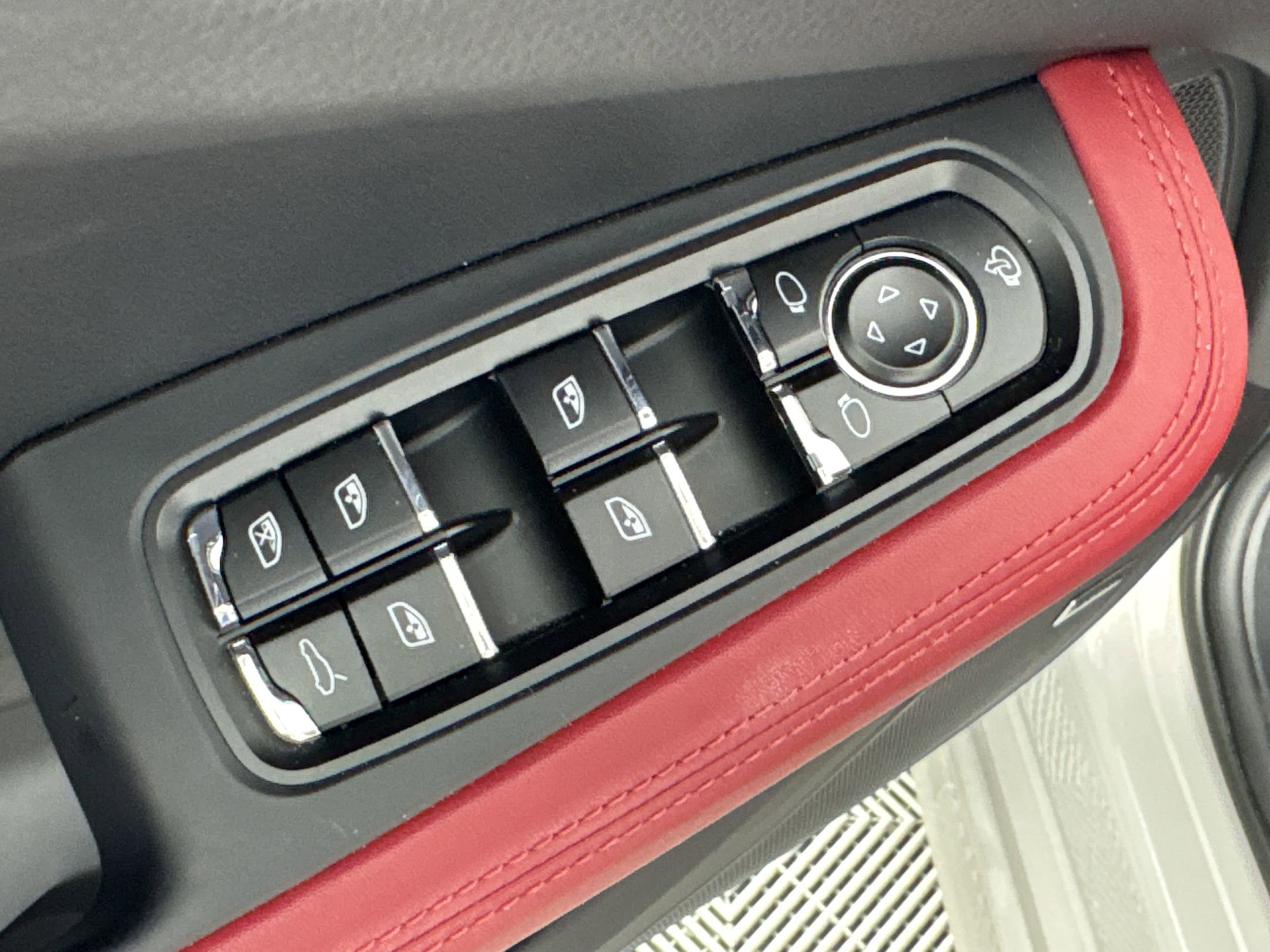 Certified 2025 Porsche Macan GTS image 13