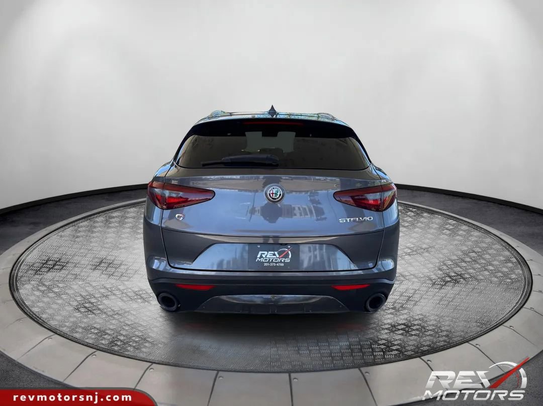 Used 2018 Alfa Romeo Stelvio Ti AWD/4WD image 4