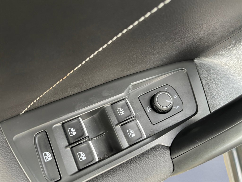 Used 2024 Volkswagen Tiguan SE R-Line image 9