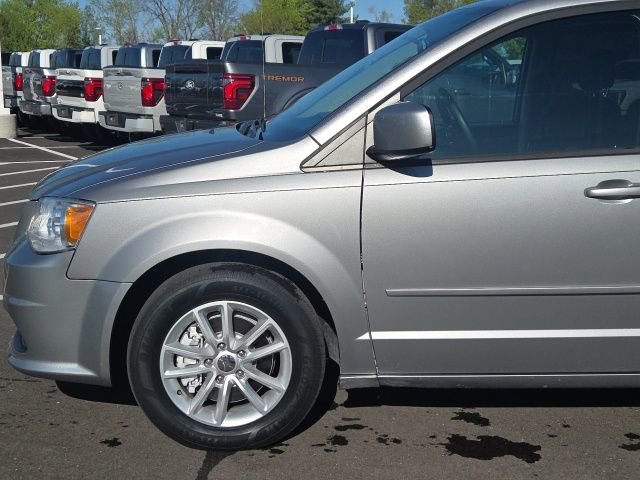 Used 2016 Dodge Grand Caravan SXT image 16