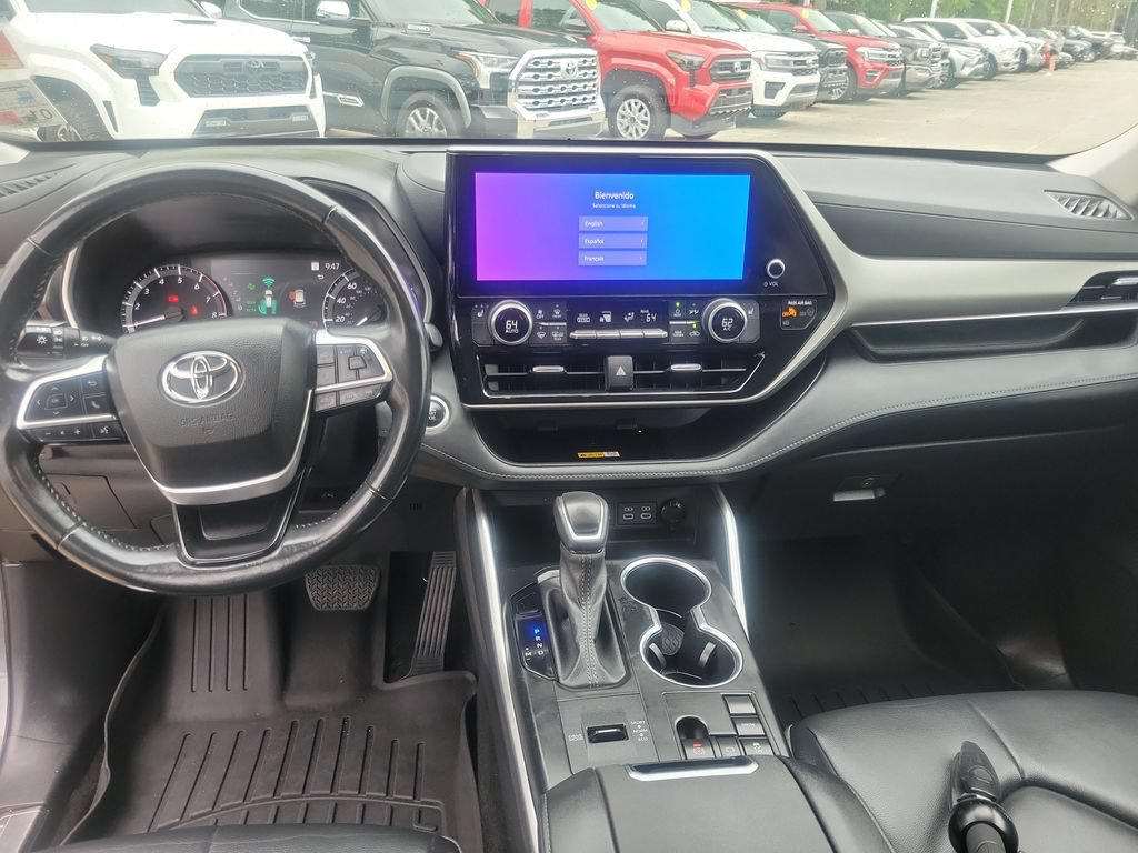 Certified 2024 Toyota Highlander XLE FWD image 17