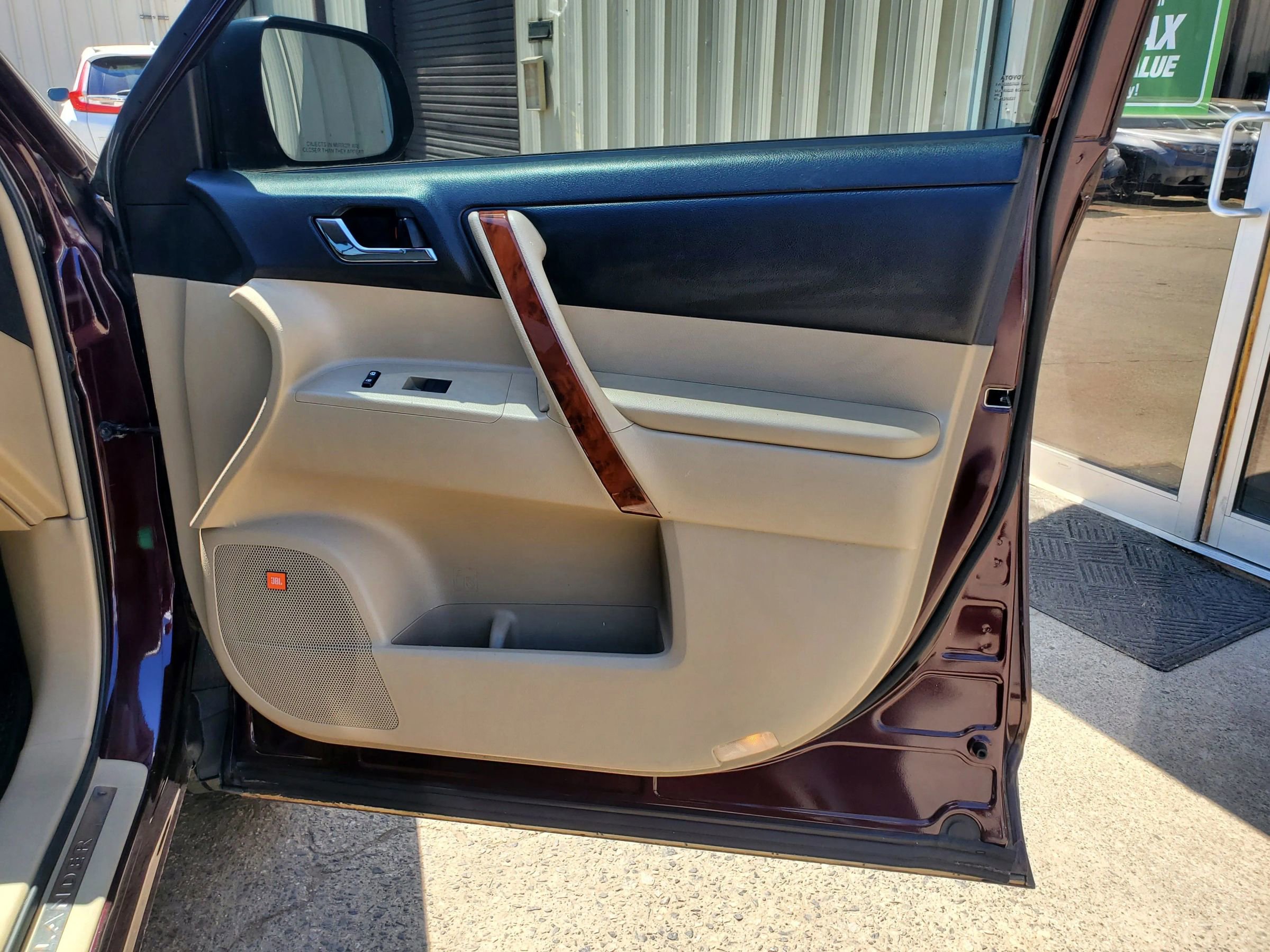 Used 2011 Toyota Highlander Limited w/ Tow Pkg FWD image 22