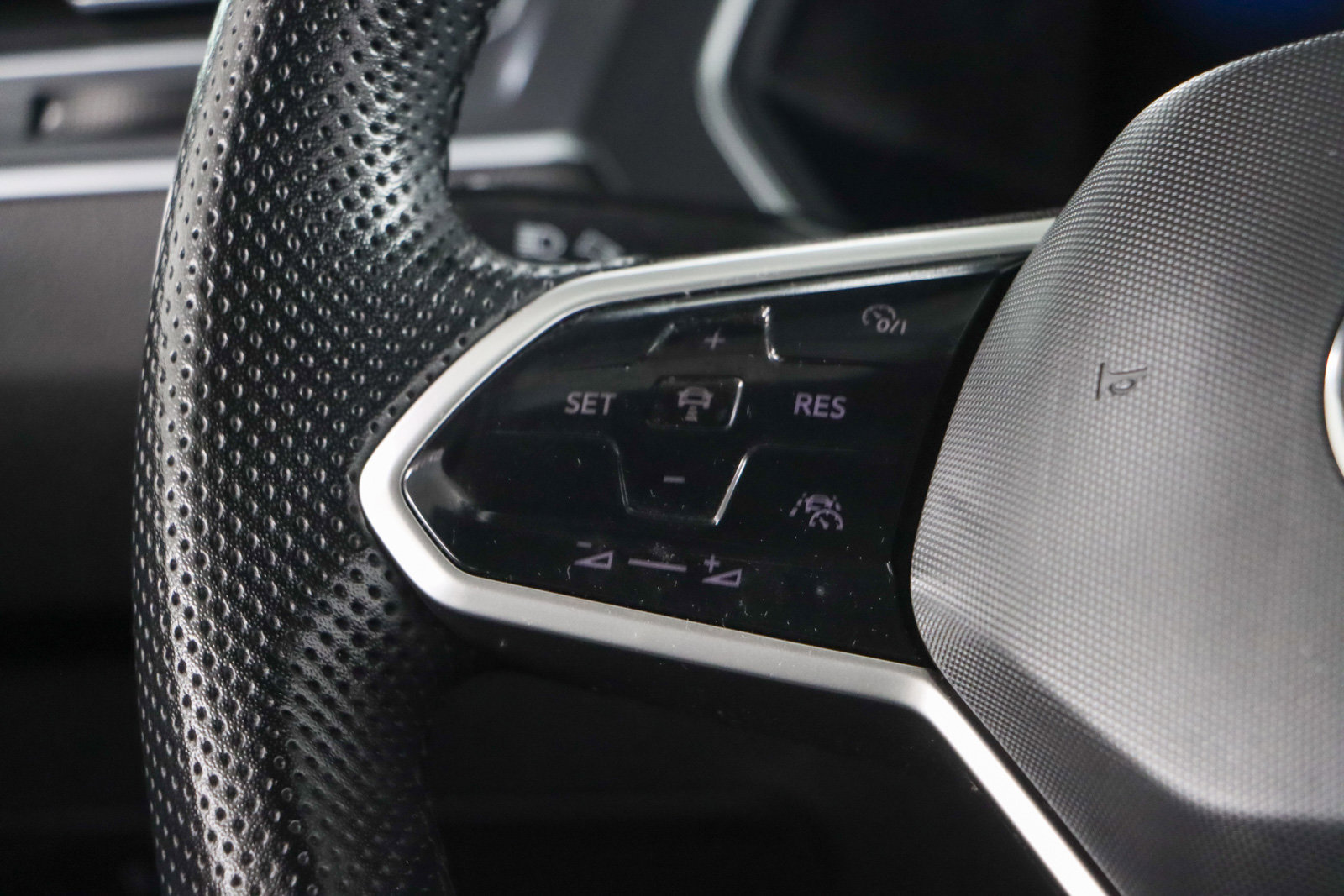 Used 2022 Volkswagen Tiguan SE R-Line image 13