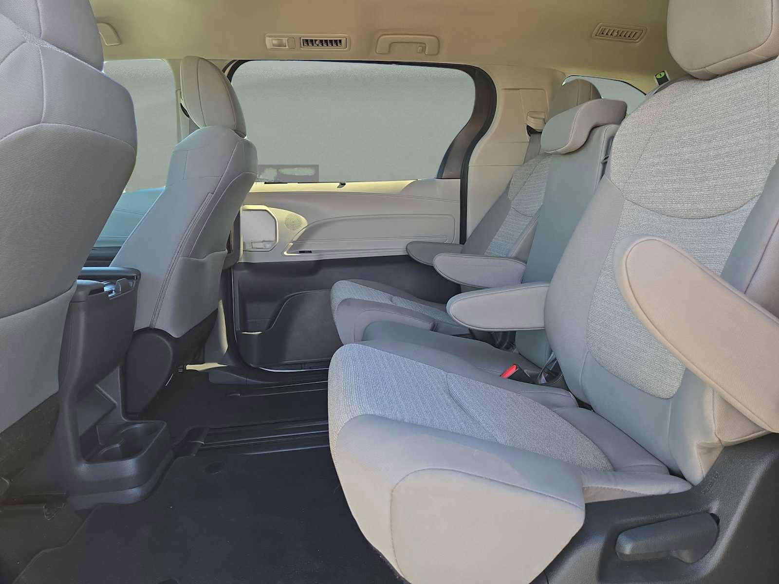 Used 2024 Toyota Sienna LE image 18