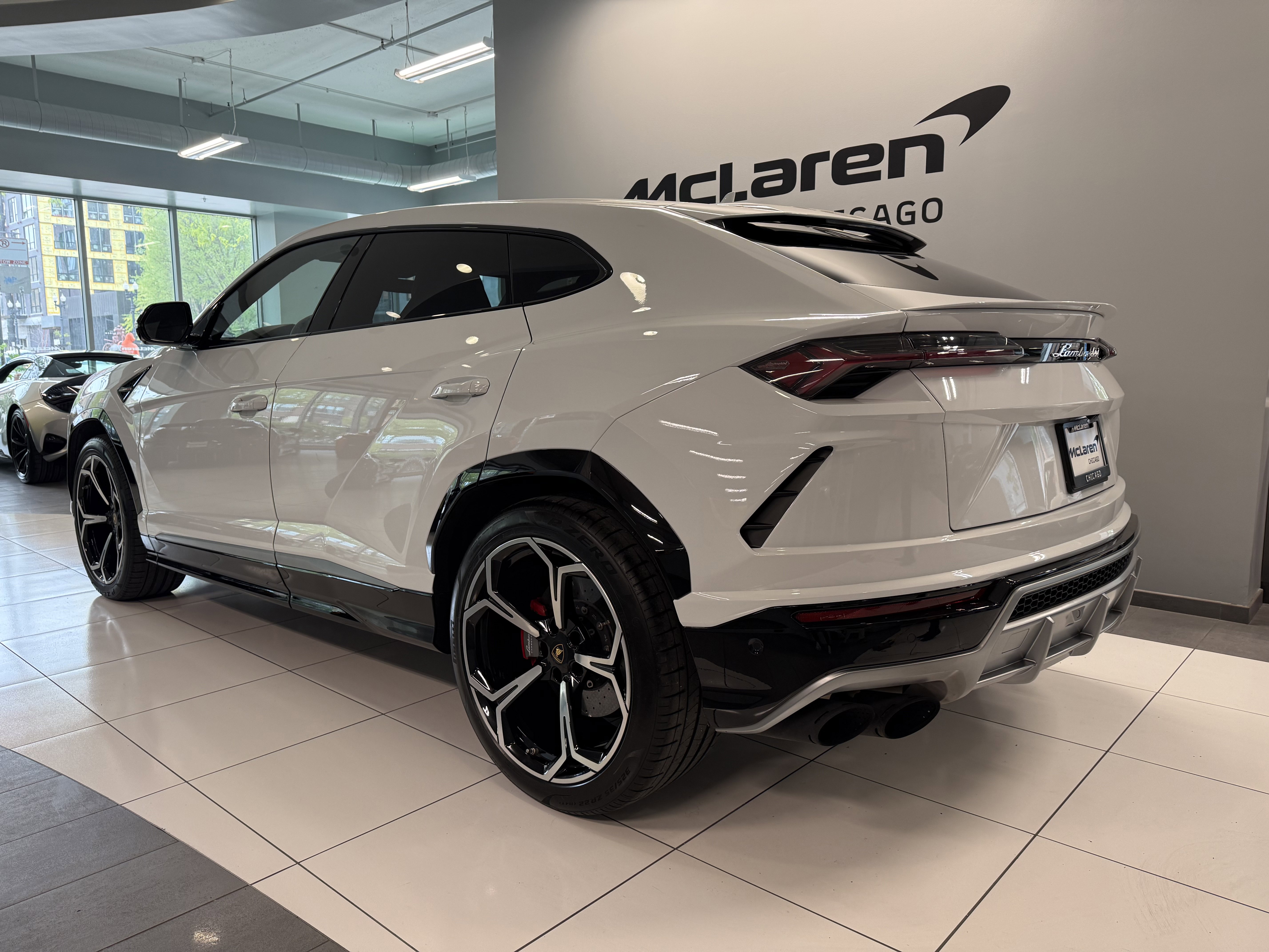 Used 2020 Lamborghini Urus AWD/4WD image 2