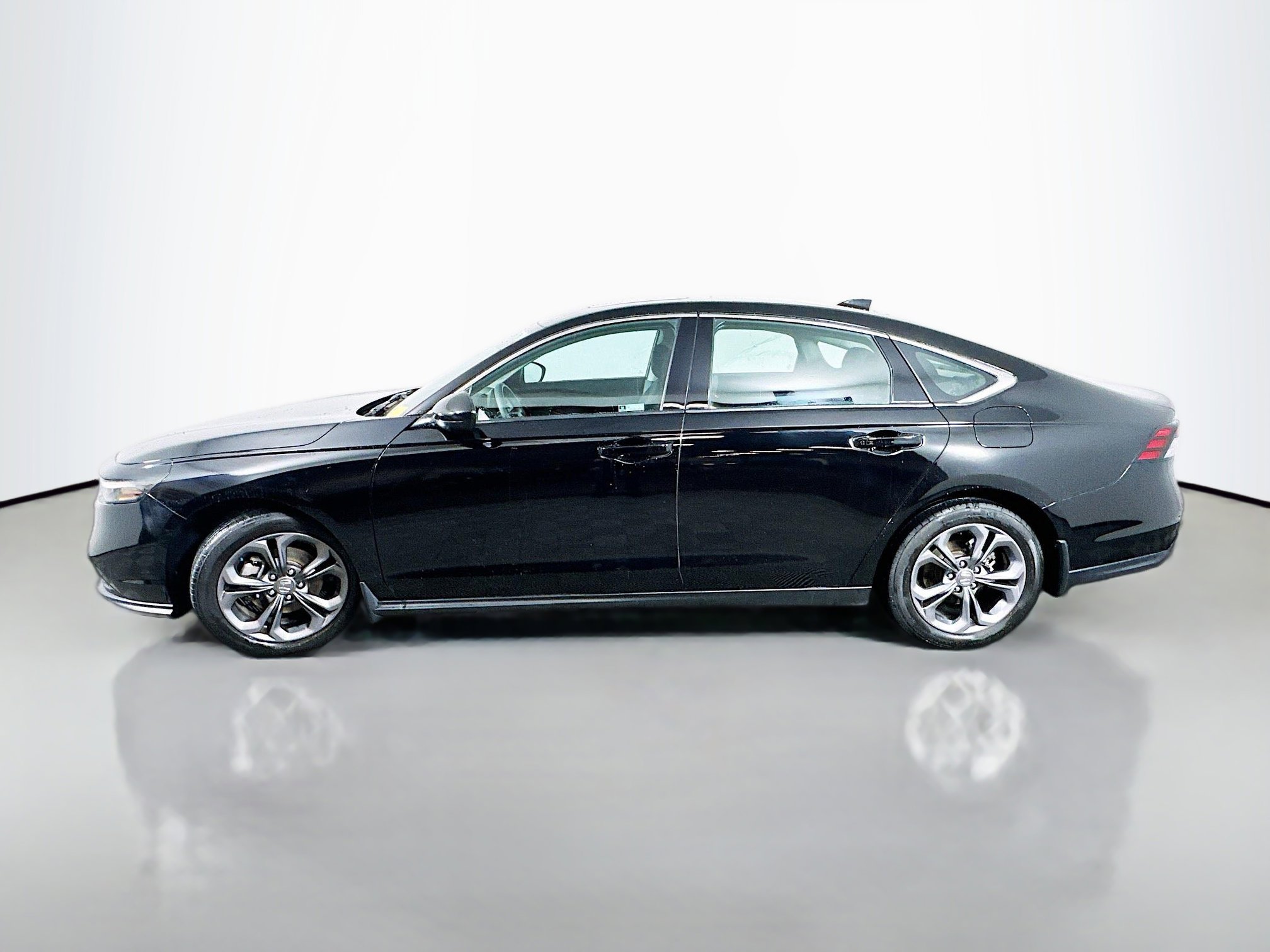 Used 2023 Honda Accord EX image 4