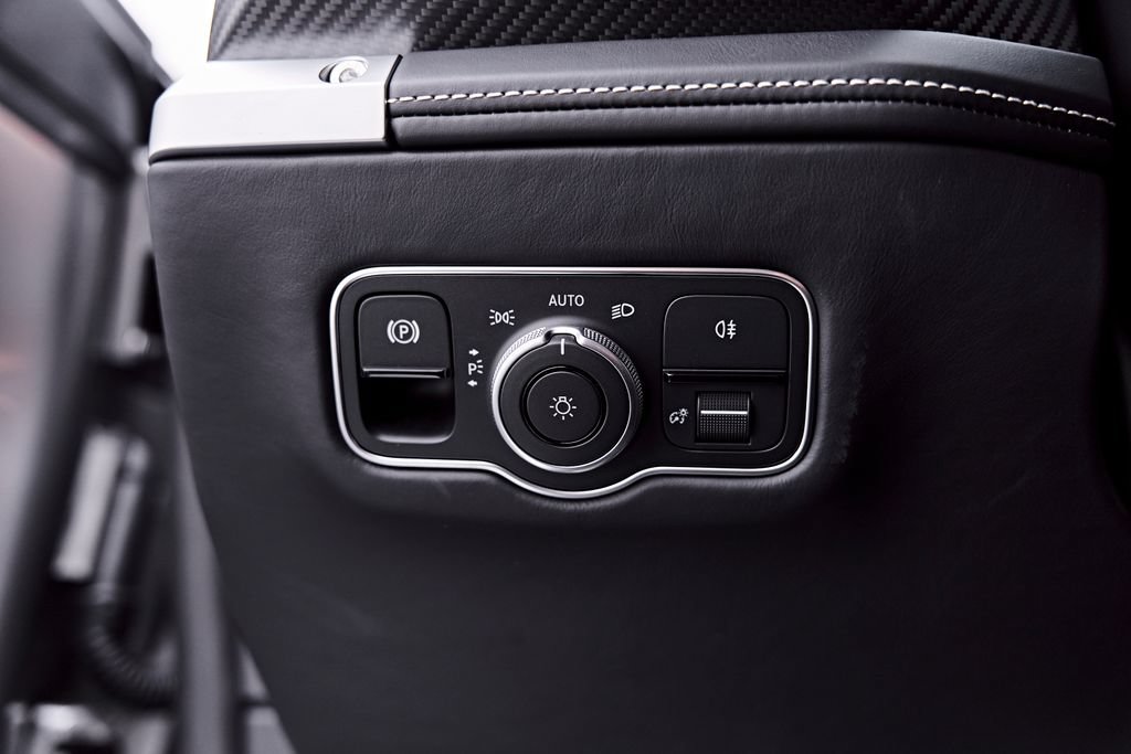 Used 2025 Aston Martin Vanquish RWD image 61