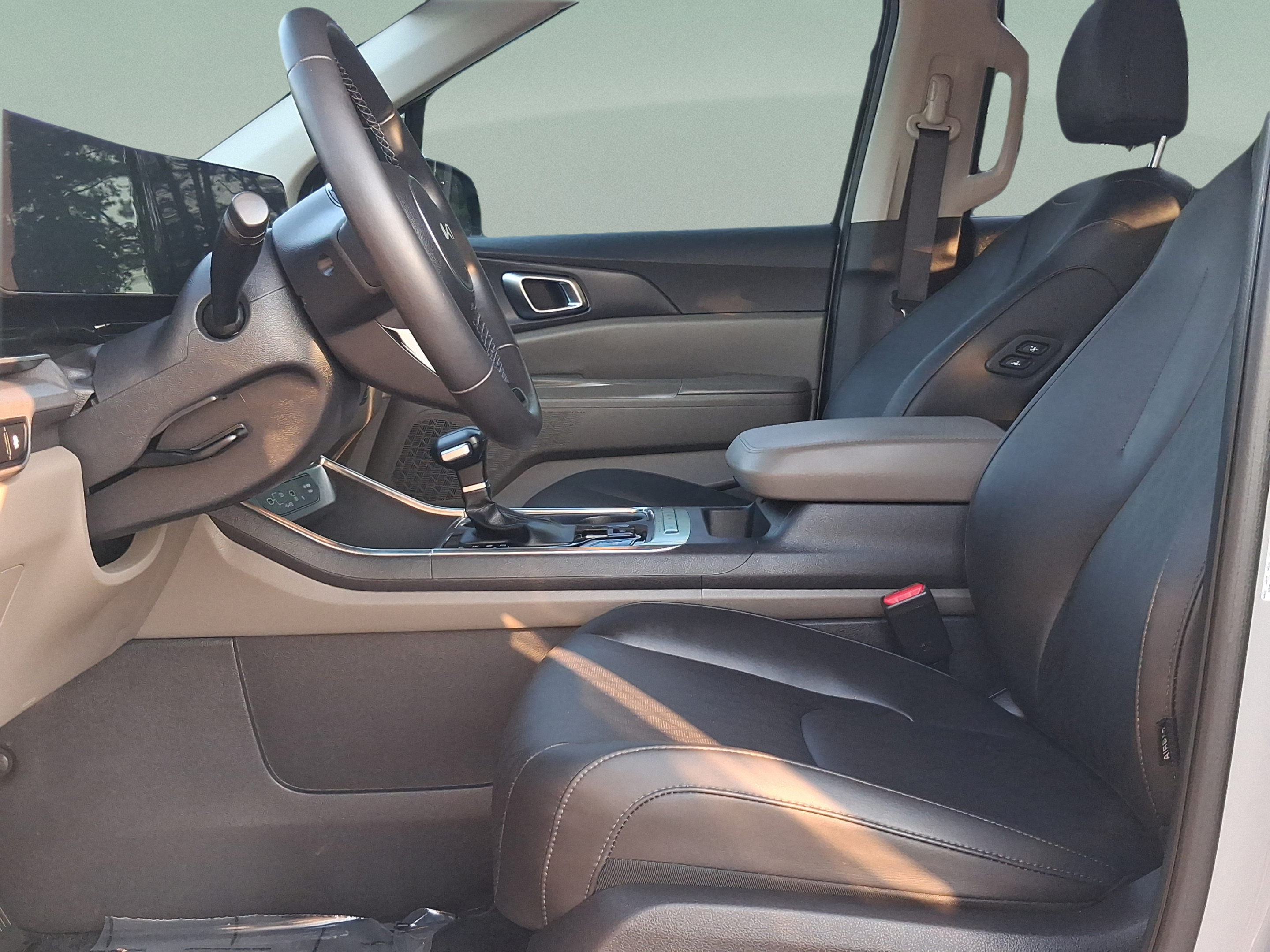 Used 2025 Kia Carnival EX FWD image 10