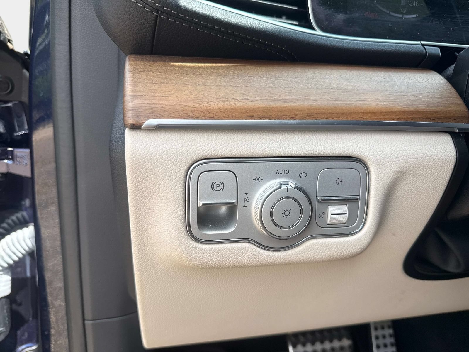 Used 2022 Mercedes-Benz GLS 450 4MATIC image 25