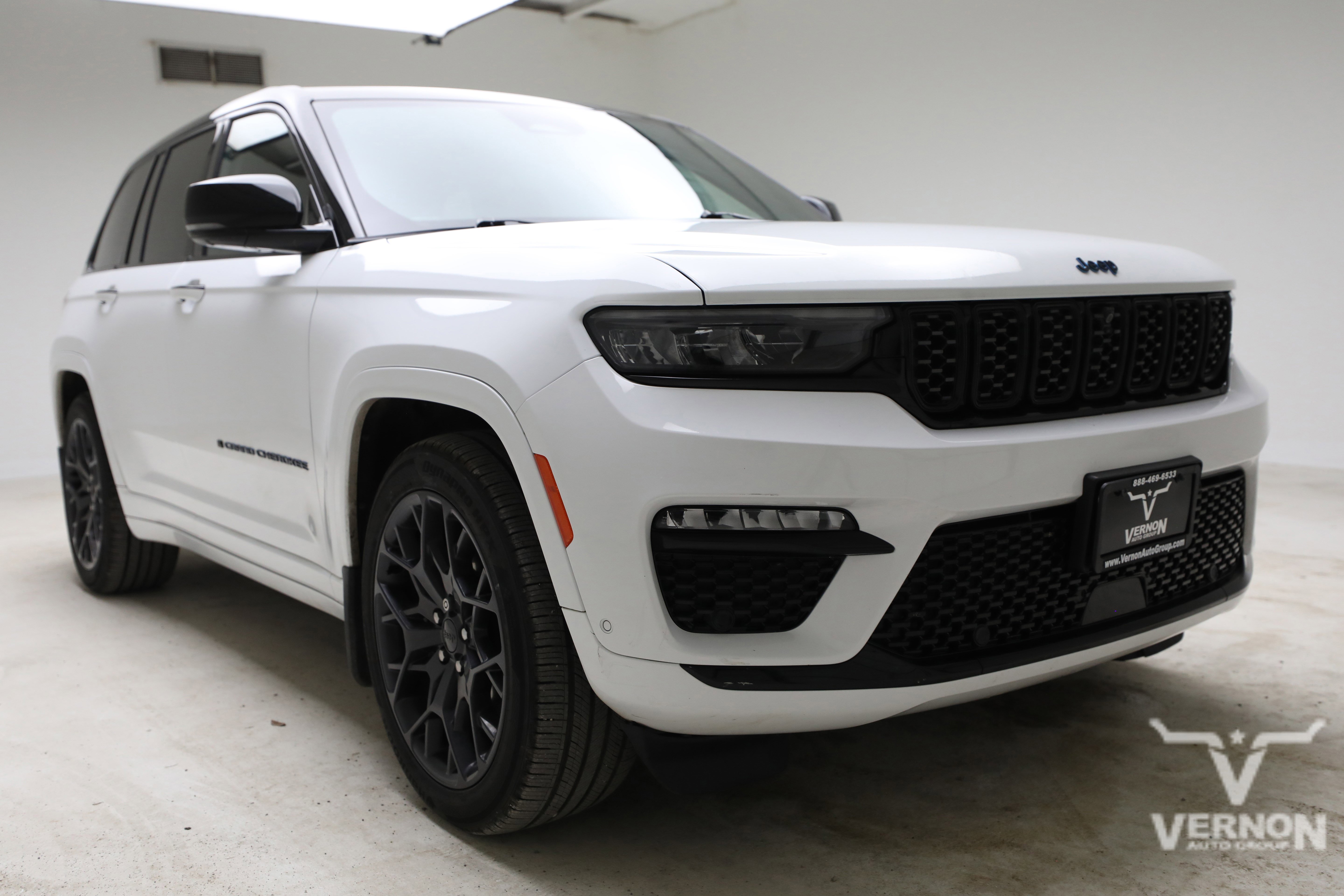 Used 2023 Jeep Grand Cherokee Summit AWD/4WD image 7