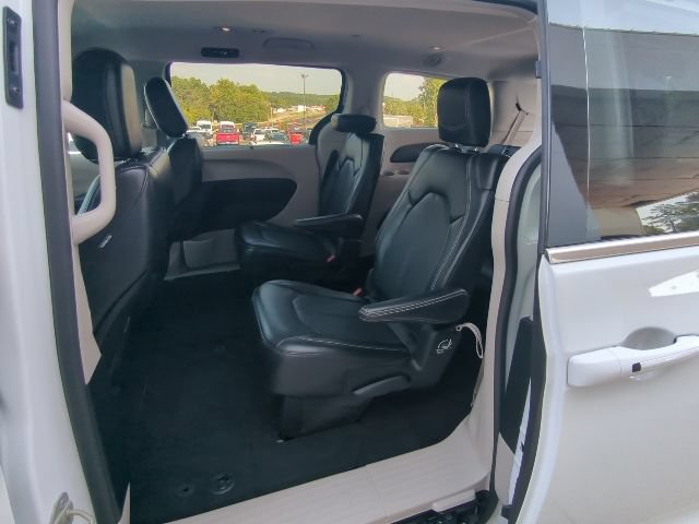 Used 2024 Chrysler Pacifica Touring-L FWD image 16