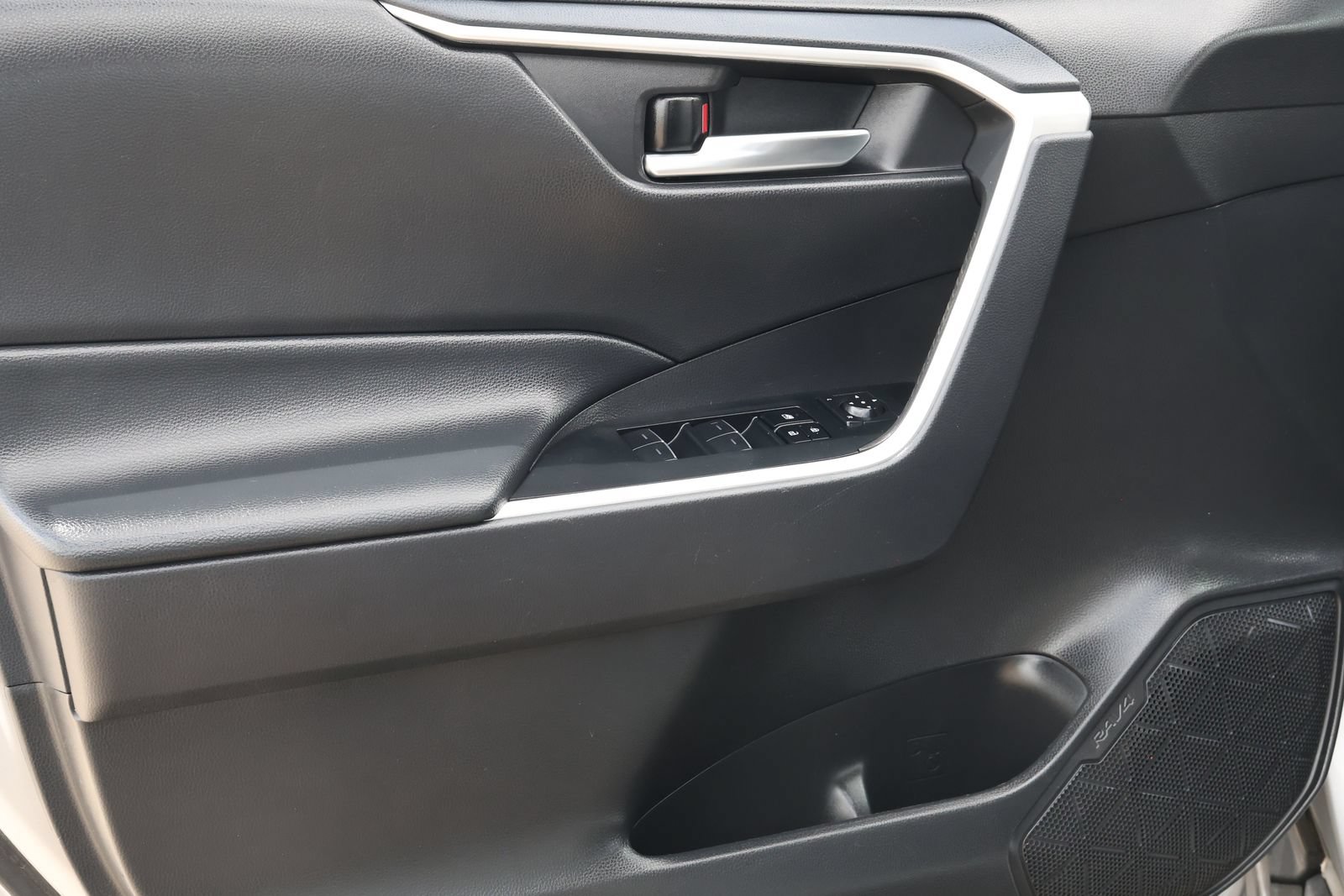 Used 2024 Toyota RAV4 XLE FWD image 25