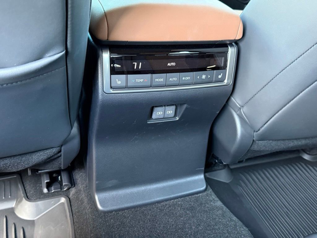 Used 2025 Lexus GX 550 w/ Accessory Package (2T) AWD/4WD image 39