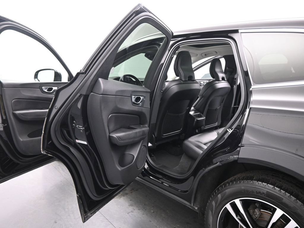 Used 2021 Volvo XC60 T5 Momentum w/ Premium Package image 17