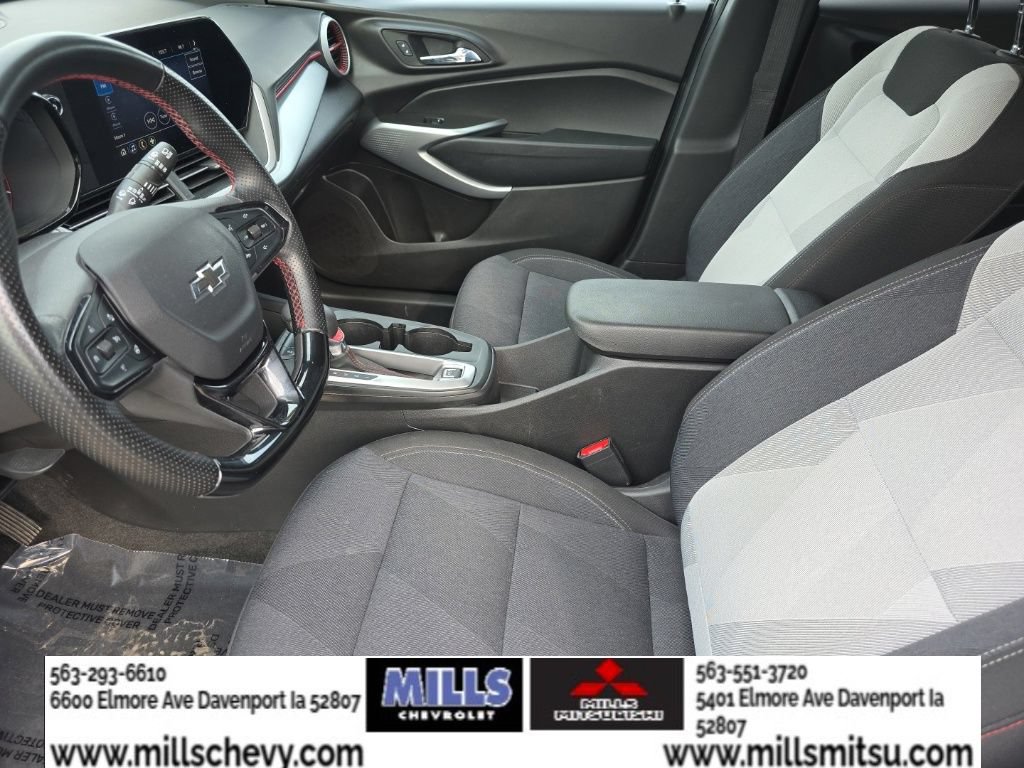 Used 2025 Chevrolet Trax RS w/ Sunroof Package FWD image 13