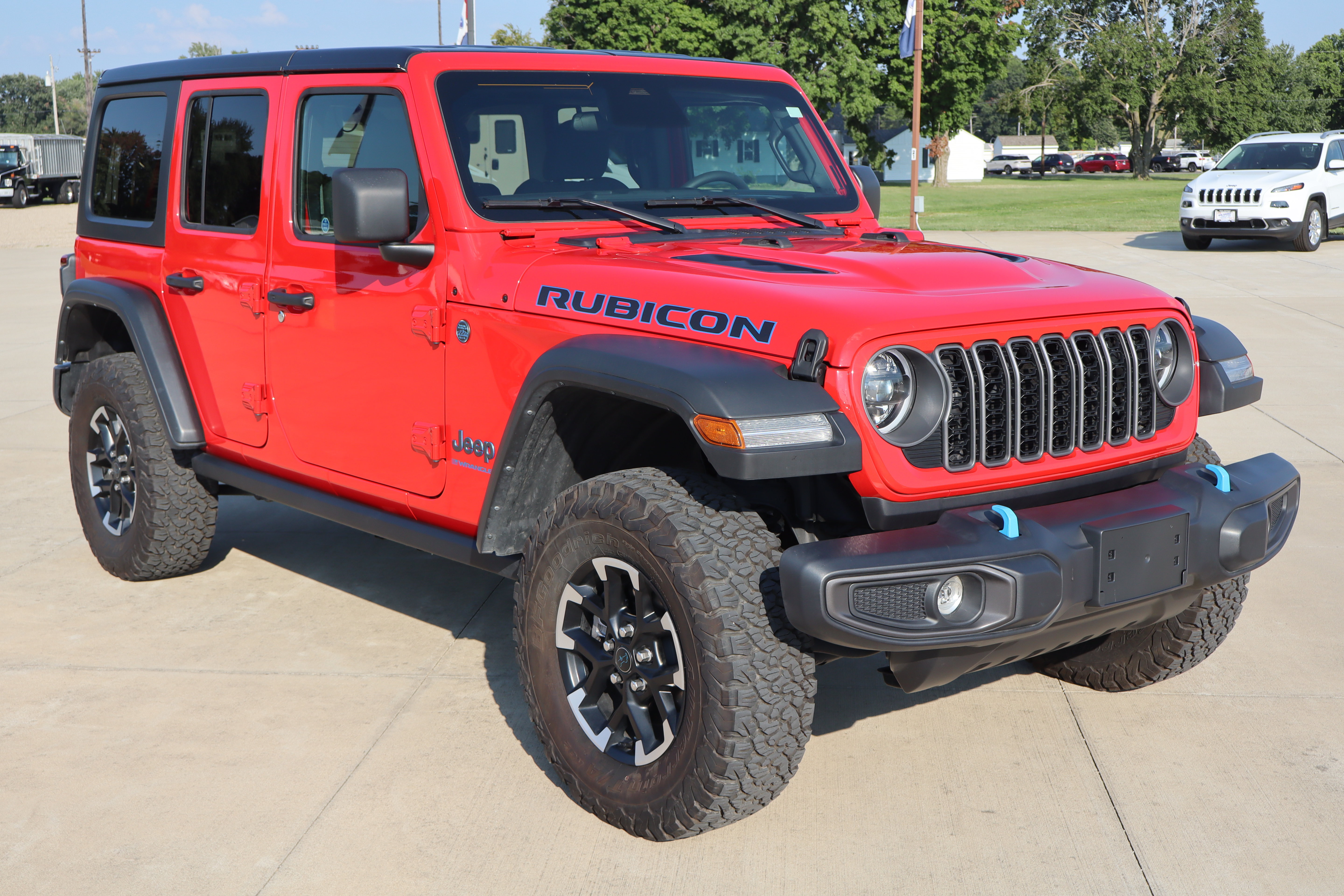 Used 2025 Jeep Wrangler Unlimited Rubicon 4xe w/ Safety Group AWD/4WD image 3
