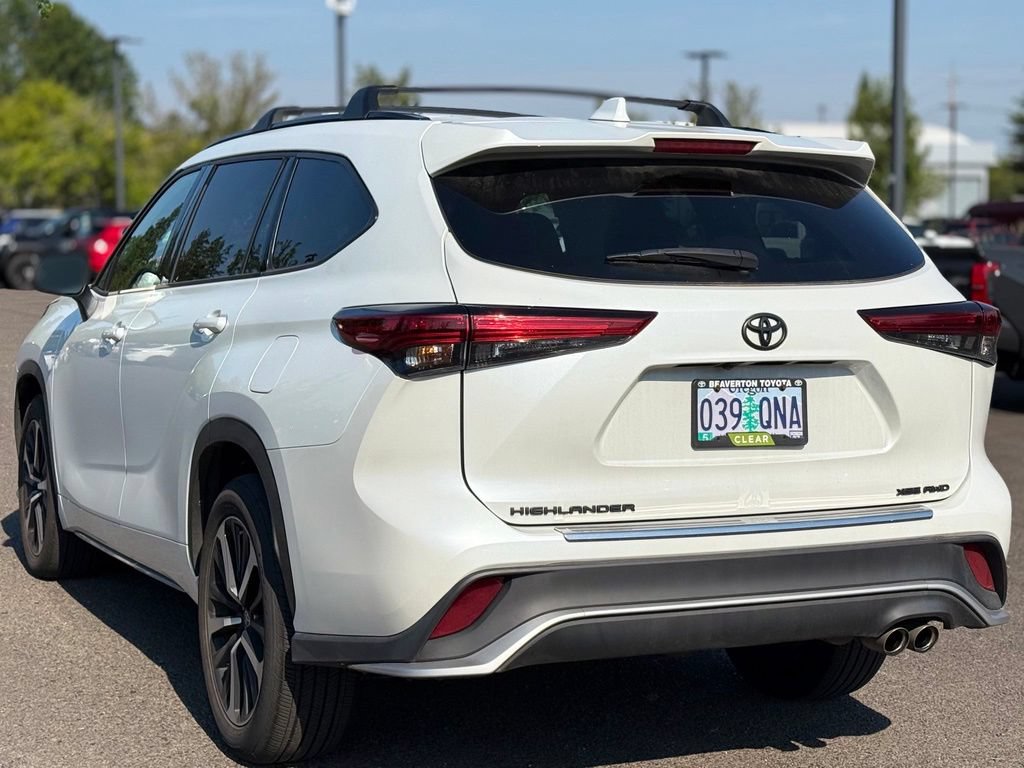 Used 2022 Toyota Highlander XSE AWD/4WD image 3