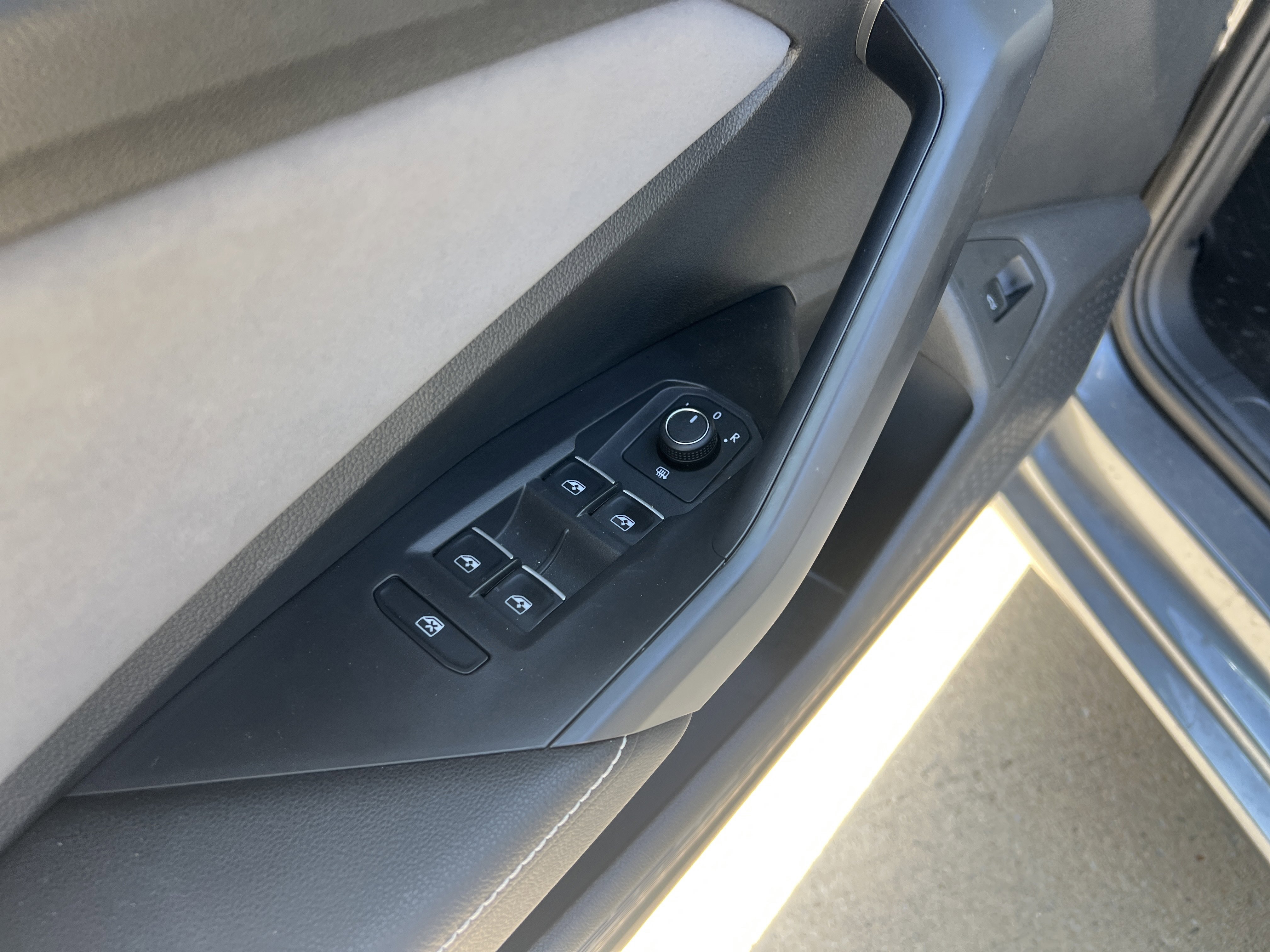 Used 2025 Volkswagen Jetta SE w/ Sunroof Package FWD image 14