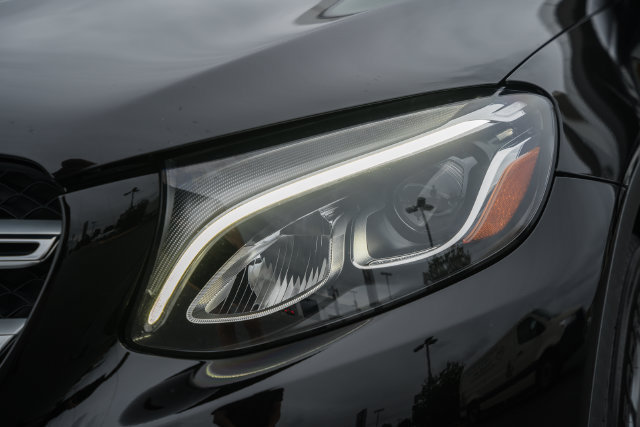 Used 2019 Mercedes-Benz GLC 350e 4MATIC w/ Premium Package image 13