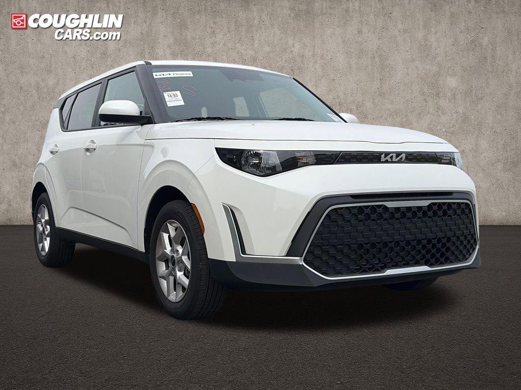 Used 2025 Kia Soul LX FWD image 1
