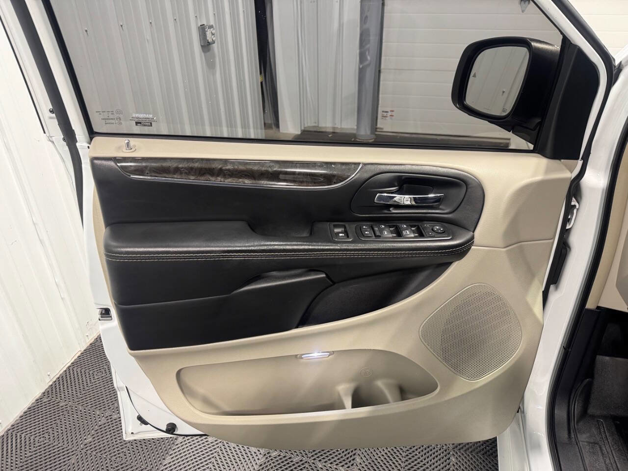 Used 2015 Chrysler Town & Country Touring-L w/ Driver Convenience Group image 10