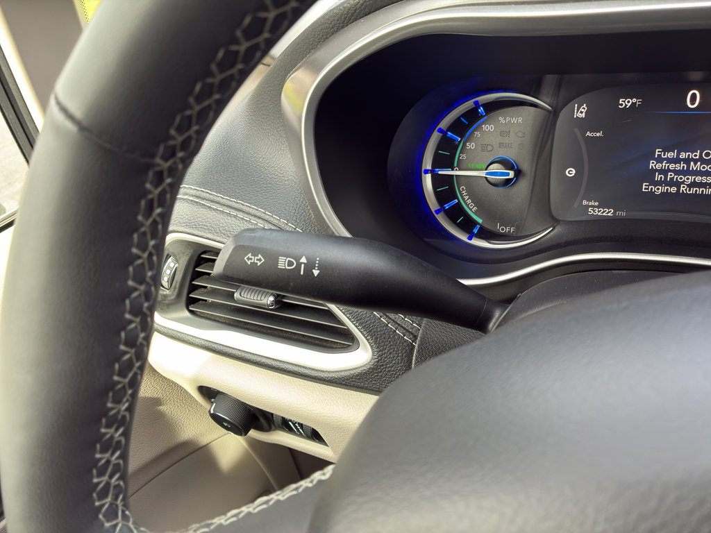 Used 2023 Chrysler Pacifica Touring-L FWD image 25