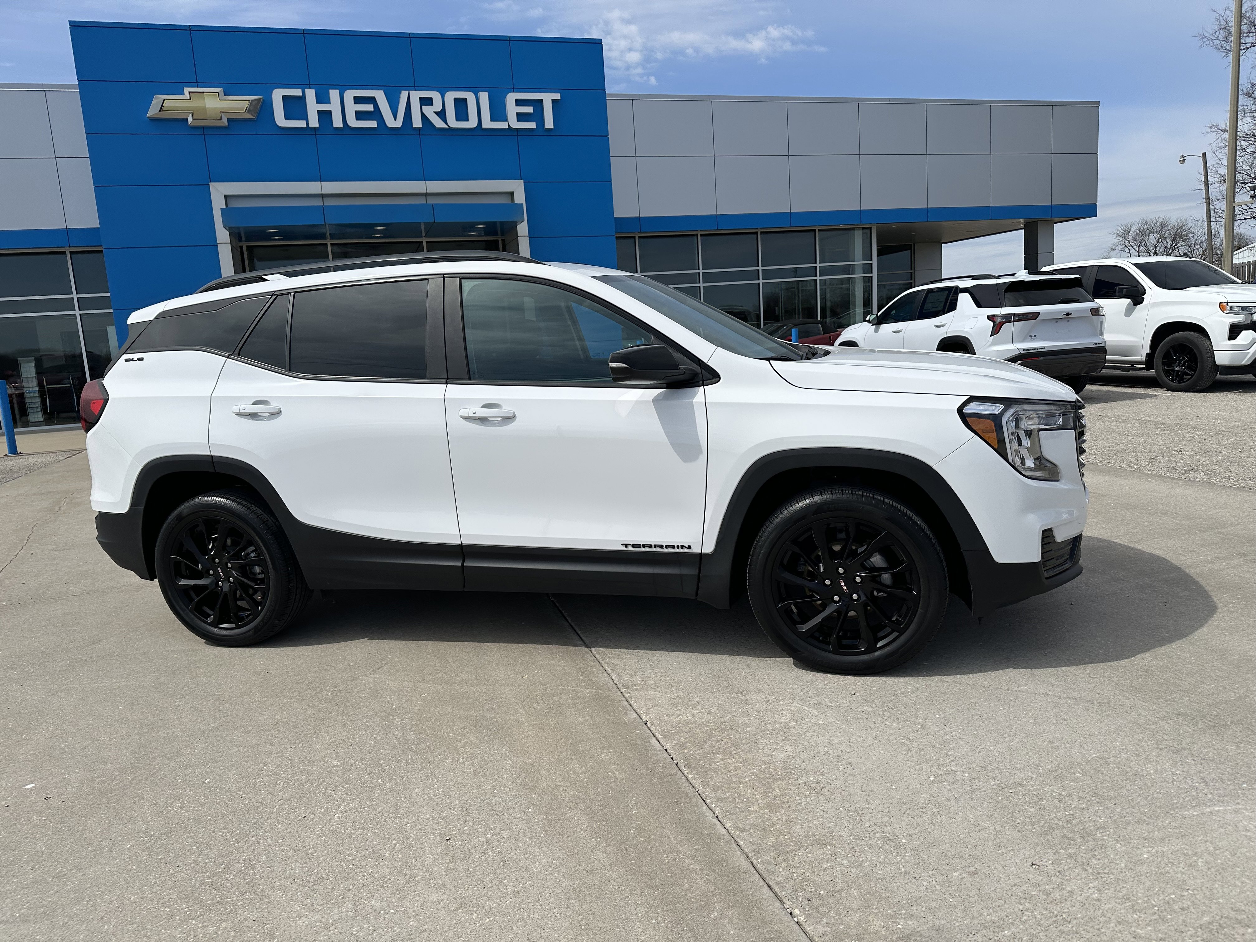 Used 2023 GMC Terrain SLE w/ Driver Convenience Package image 4