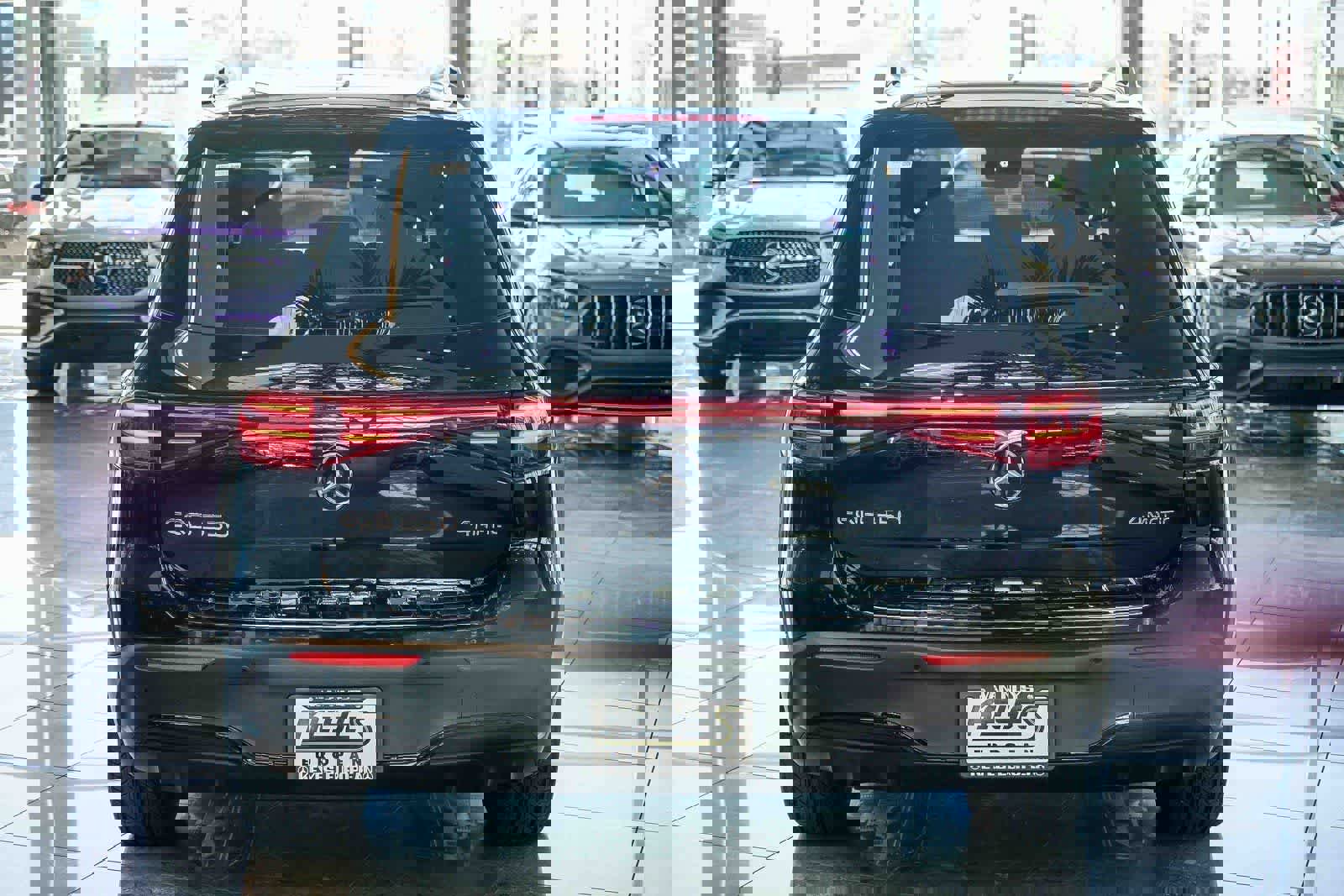 Used 2024 Mercedes-Benz EQB 350 4MATIC SUV image 3