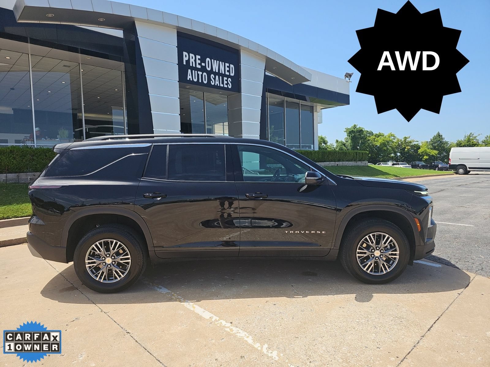 Used 2026 Chevrolet Traverse LT AWD/4WD image 2